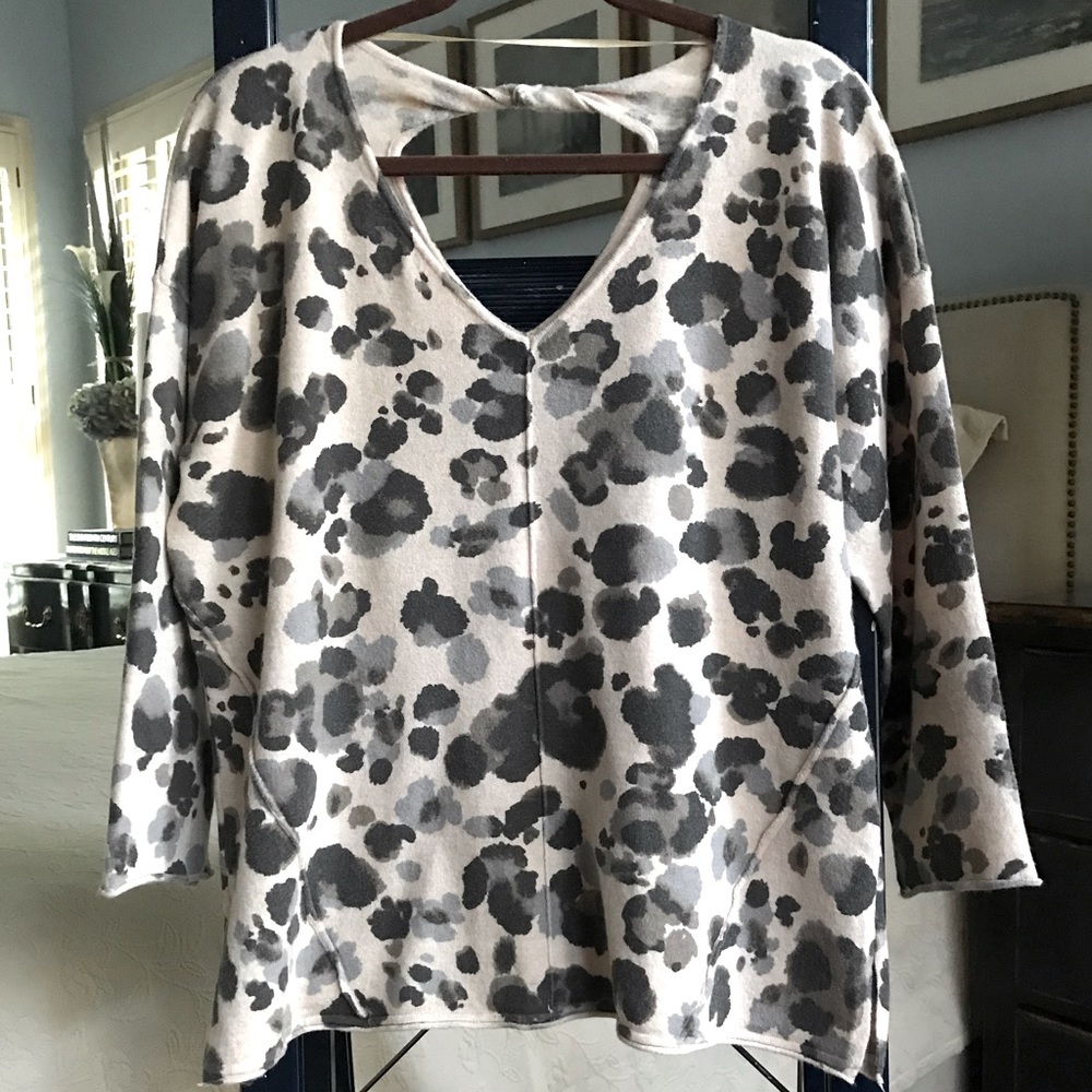 Democracy V-neck Leopard Sweater, L - Picture 8 of 10